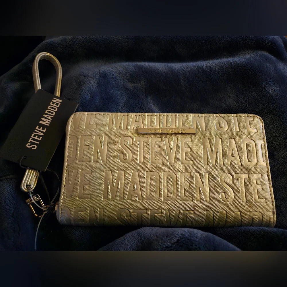 Steve Madden Silver Zip Around Wristlet Wallet. - Picture 3 of 3